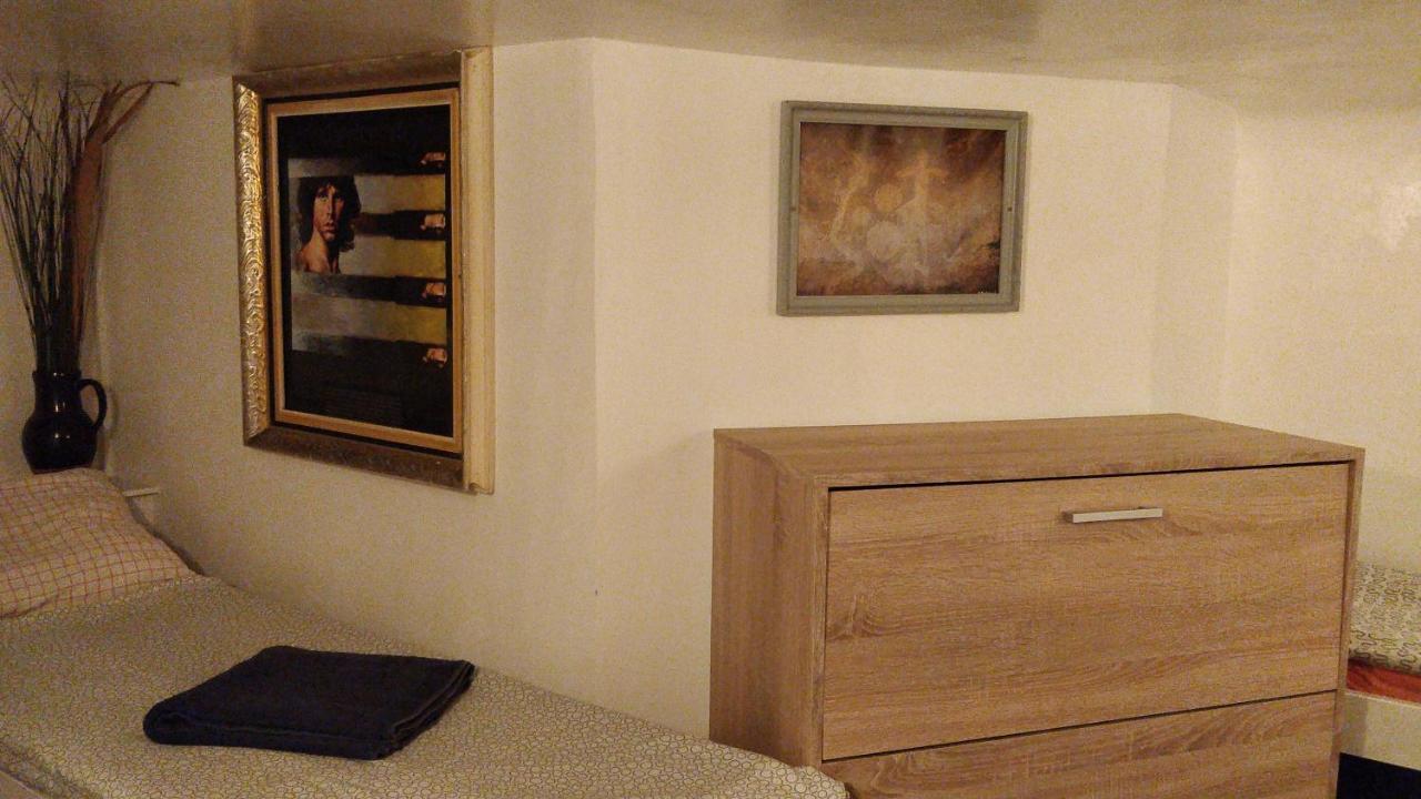 Prague "Above Train Central" Hostel Екстер'єр фото