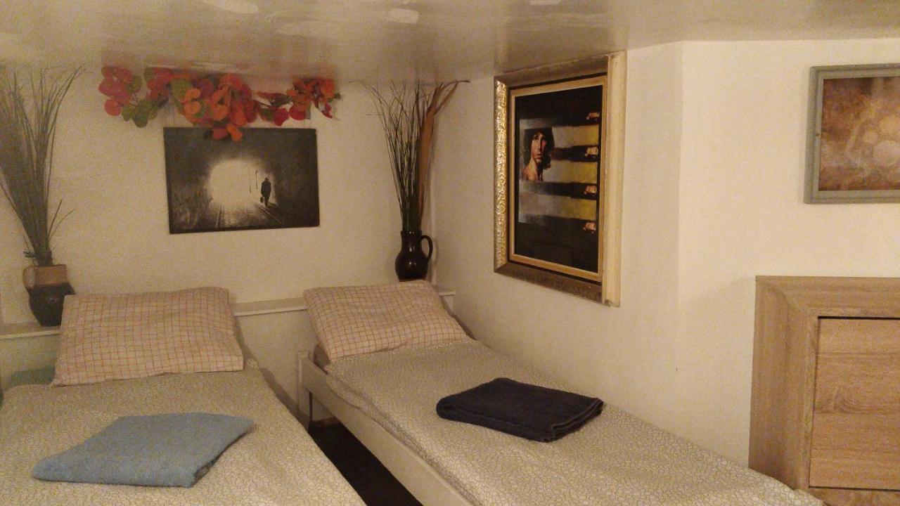 Prague "Above Train Central" Hostel Екстер'єр фото