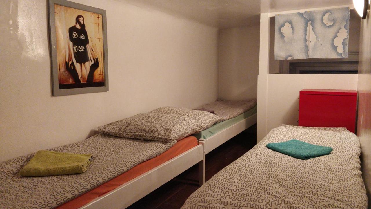 Prague "Above Train Central" Hostel Екстер'єр фото